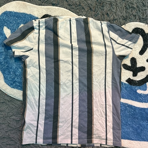 Small Hollister shirt worn around 3 times - Picture 3 of 3